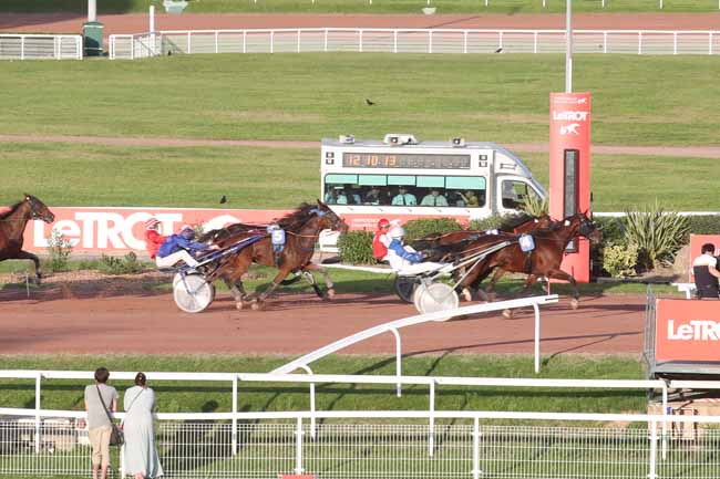 Photo d'arrivée de la course pmu PRIX DES BUTTES CHAUMONT à ENGHIEN le Lundi 9 octobre 2023