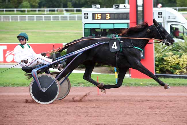 Photo d'arrivée de la course pmu PRIX DE PRADELLES à ENGHIEN le Jeudi 12 octobre 2023