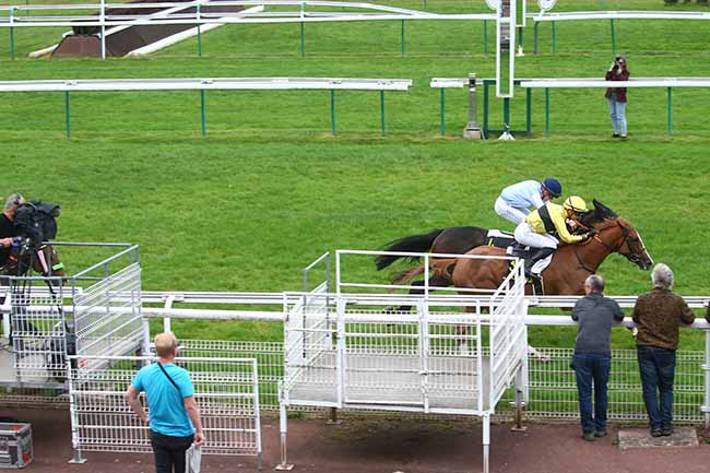 Photo d'arrivée de la course pmu PRIX DE REMY à COMPIEGNE le Vendredi 13 octobre 2023