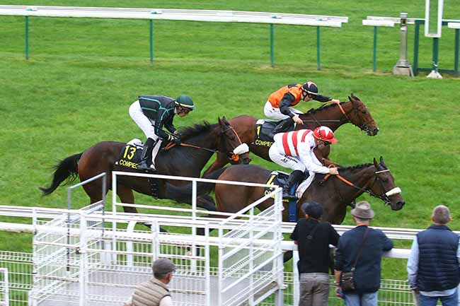 Photo d'arrivée de la course pmu PRIX DE VIEUX MOULIN à COMPIEGNE le Vendredi 13 octobre 2023