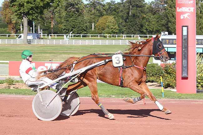 Photo d'arrivée de la course pmu PRIX DU PONT DE LA TOURNELLE à ENGHIEN le Lundi 16 octobre 2023