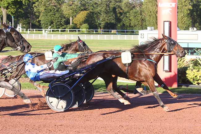 Photo d'arrivée de la course pmu PRIX DE ROCAMADOUR à ENGHIEN le Lundi 16 octobre 2023