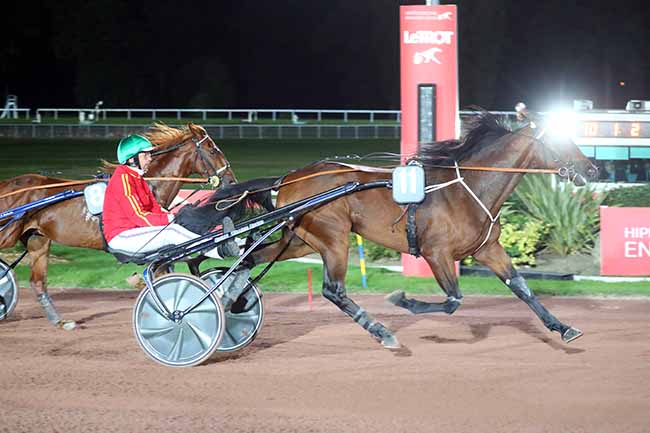 Photo d'arrivée de la course pmu PRIX DE PAILLENCOURT à ENGHIEN le Lundi 16 octobre 2023