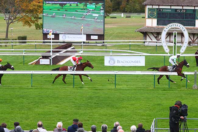 Photo d'arrivée de la course pmu PRIX TROU AUX BICHES BEACHCOMBER GOLF RESORT & SPA (PRIX CEREALISTE) à COMPIEGNE le Samedi 28 octobre 2023