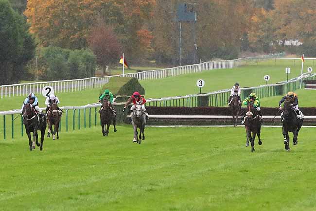 Photo d'arrivée de la course pmu PRIX DINAROBIN BEACHCOMBER GOLF RESORT & SPA (PRIX DOMINIQUE SARTINI) à COMPIEGNE le Samedi 28 octobre 2023