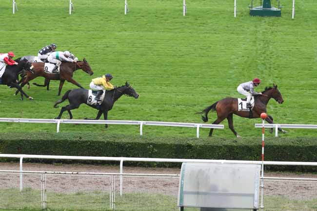 Photo d'arrivée de la course pmu PRIX DOUVE à SAINT CLOUD le Lundi 30 octobre 2023