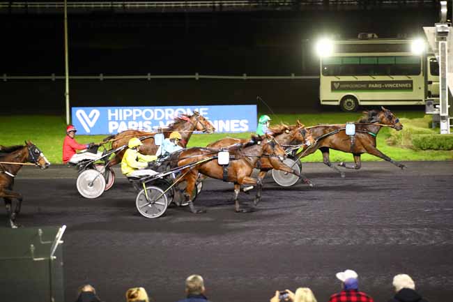 Photo d'arrivée de la course pmu PRIX DE MERIGNAC à PARIS-VINCENNES le Lundi 6 novembre 2023