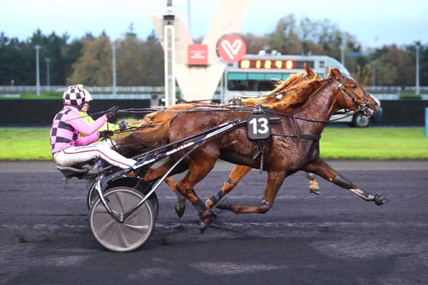 Photo d'arrivée de la course pmu PRIX DE BRETIGNY à PARIS-VINCENNES le Mardi 14 novembre 2023
