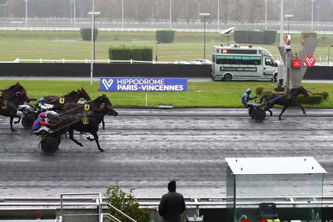 Photo d'arrivée de la course pmu PRIX D'HOSSEGOR à PARIS-VINCENNES le Lundi 27 novembre 2023