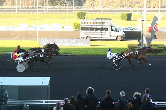 Photo d'arrivée de la course pmu PRIX D'ORAISON à PARIS-VINCENNES le Samedi 2 décembre 2023