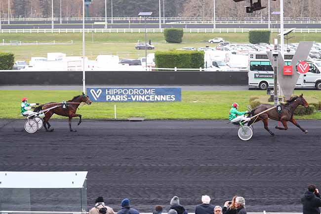Photo d'arrivée de la course pmu FINALE DU GRAND NATIONAL DES AMATEURS à PARIS-VINCENNES le Dimanche 3 décembre 2023