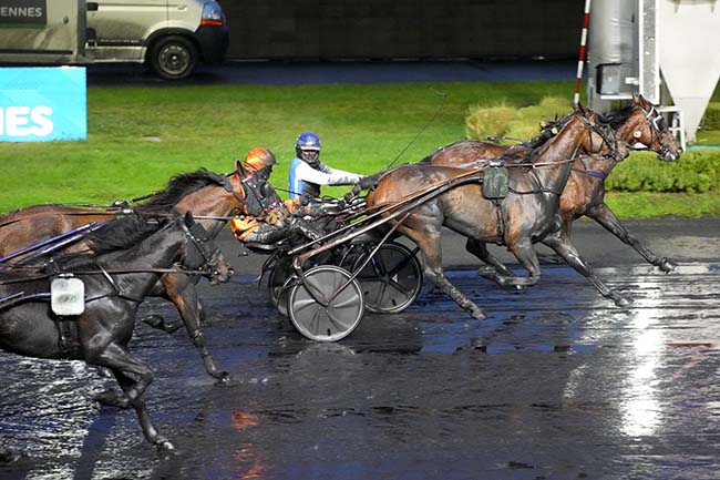 Photo d'arrivée de la course pmu PRIX DUFOUR à MONS (GHLIN) le Lundi 4 décembre 2023