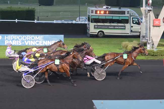 Photo d'arrivée de la course pmu PRIX DE DECIZE à PARIS-VINCENNES le Mercredi 6 décembre 2023