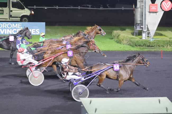 Photo d'arrivée de la course pmu PRIX DE COLOMBES à PARIS-VINCENNES le Mercredi 6 décembre 2023