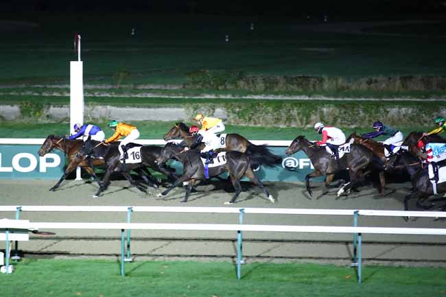Photo d'arrivée de la course pmu PRIX DES CHAUMIERES à DEAUVILLE le Mercredi 6 décembre 2023