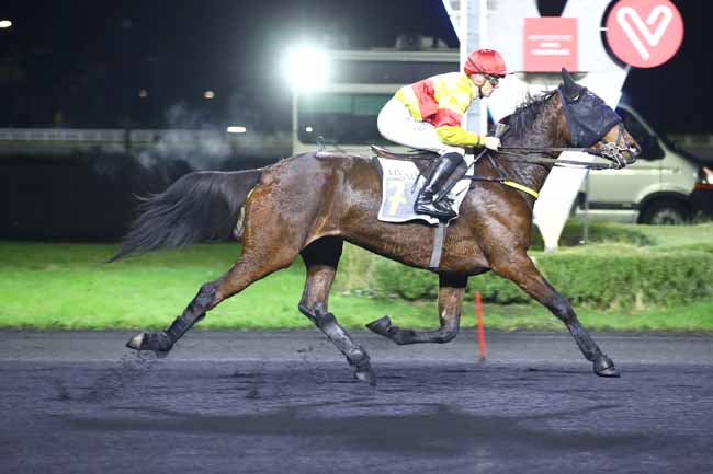 Photo d'arrivée de la course pmu PRIX SEMELE à PARIS-VINCENNES le Vendredi 8 décembre 2023