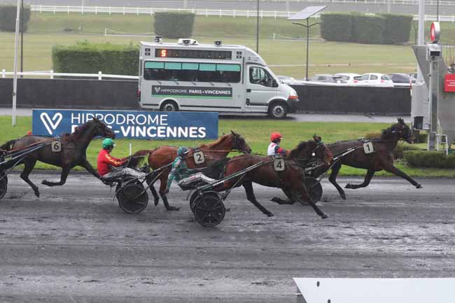 Photo d'arrivée de la course pmu PRIX DE PONTCHATEAU à PARIS-VINCENNES le Samedi 9 décembre 2023