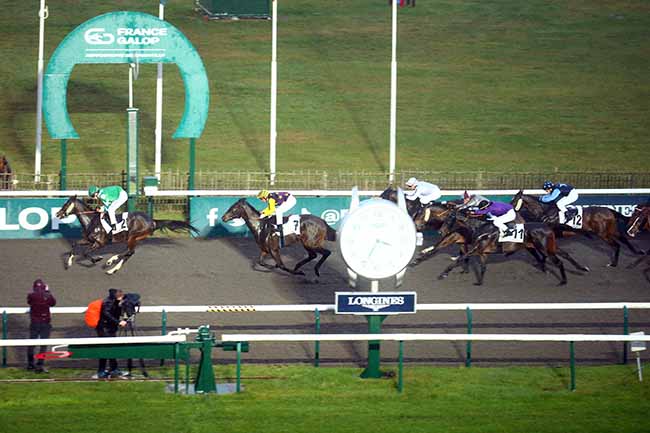 Photo d'arrivée de la course pmu PRIX DES BUTTES à CHANTILLY le Samedi 9 décembre 2023