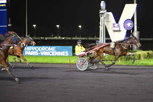 Photo d'arrivée de la course pmu PRIX DE CAMPBON à PARIS-VINCENNES le Vendredi 15 décembre 2023