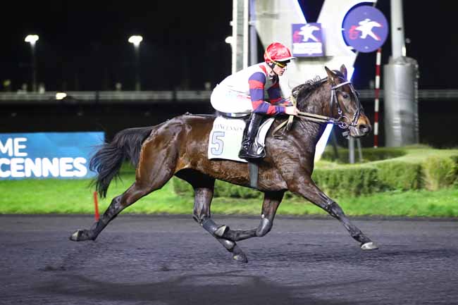 Photo d'arrivée de la course pmu PRIX DE GRIMAULT à PARIS-VINCENNES le Vendredi 15 décembre 2023