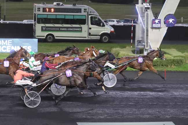 Photo d'arrivée de la course pmu PRIX D'EVRECY à PARIS-VINCENNES le Samedi 16 décembre 2023