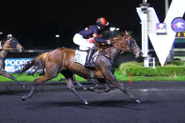 Photo d'arrivée de la course pmu PRIX DU NEUBOURG à PARIS-VINCENNES le Mardi 19 décembre 2023