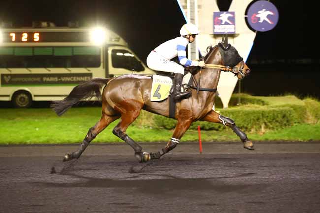 Photo d'arrivée de la course pmu PRIX DE MACHILLY à PARIS-VINCENNES le Vendredi 22 décembre 2023