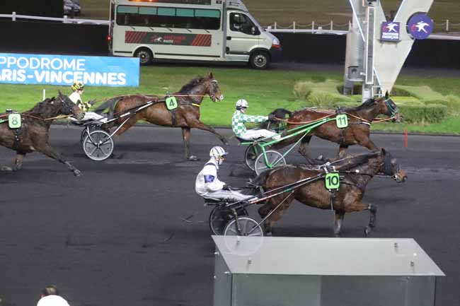Photo d'arrivée de la course pmu PRIX DU GARD à PARIS-VINCENNES le Dimanche 24 décembre 2023
