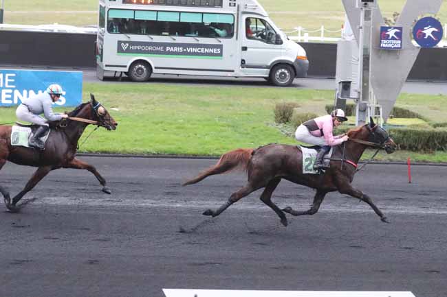 Photo d'arrivée de la course pmu PRIX DE GENCAY à PARIS-VINCENNES le Lundi 25 décembre 2023