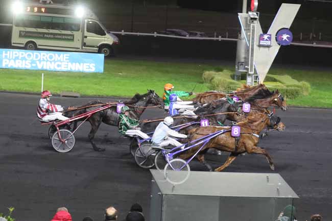 Photo d'arrivée de la course pmu PRIX DE SAINT-AUBIN-LES-ELBEUF à PARIS-VINCENNES le Lundi 25 décembre 2023