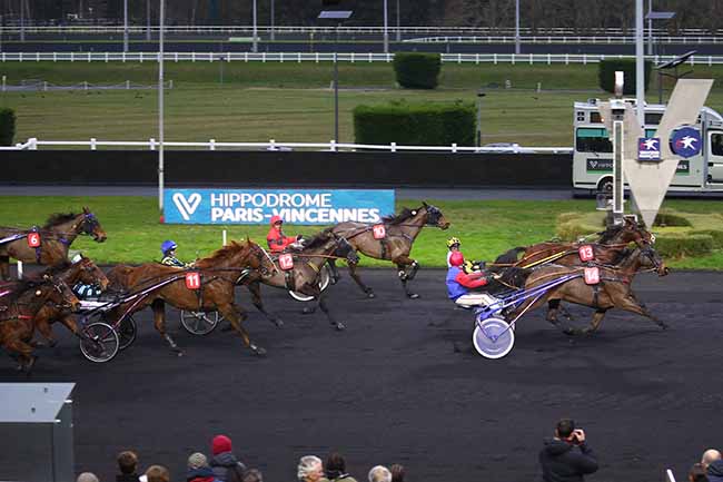 Photo d'arrivée de la course pmu PRIX DE NOZAY à PARIS-VINCENNES le Samedi 30 décembre 2023