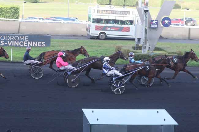 Photo d'arrivée de la course pmu PRIX DE SERRIGNY à PARIS-VINCENNES le Dimanche 31 décembre 2023