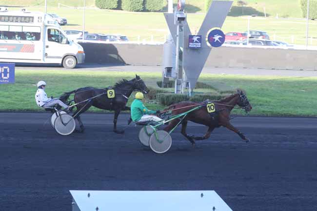 Photo d'arrivée de la course pmu PRIX 20 MINUTES (PRIX DE MAISONS-ALFORT) à PARIS-VINCENNES le Dimanche 31 décembre 2023