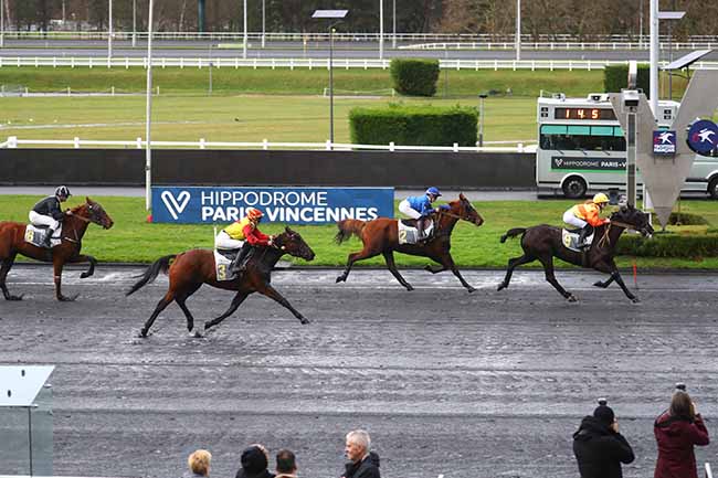 Photo d'arrivée de la course pmu PRIX DE NEUVILLE à PARIS-VINCENNES le Mercredi 3 janvier 2024