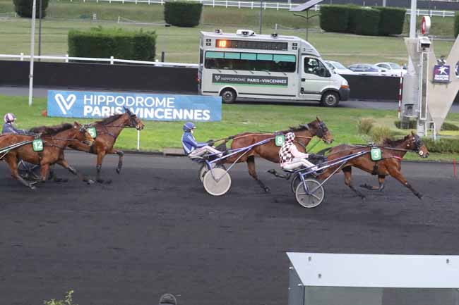 Photo d'arrivée de la course pmu PRIX DE CHATELGUYON à PARIS-VINCENNES le Samedi 6 janvier 2024
