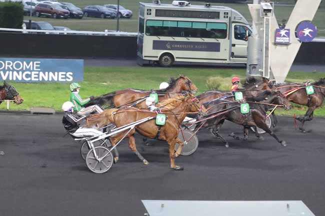 Photo d'arrivée de la course pmu PRIX D'ETREPAGNY à PARIS-VINCENNES le Dimanche 7 janvier 2024
