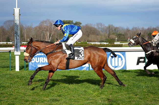 Photo d'arrivée de la course pmu PRIX DE FEZENSAC à PAU le Lundi 22 janvier 2024