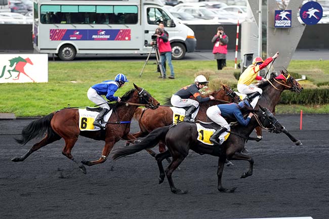 Photo d'arrivée de la course pmu PRIX JETBLUE (PRIX OFFSHORE DREAM) à PARIS-VINCENNES le Dimanche 28 janvier 2024