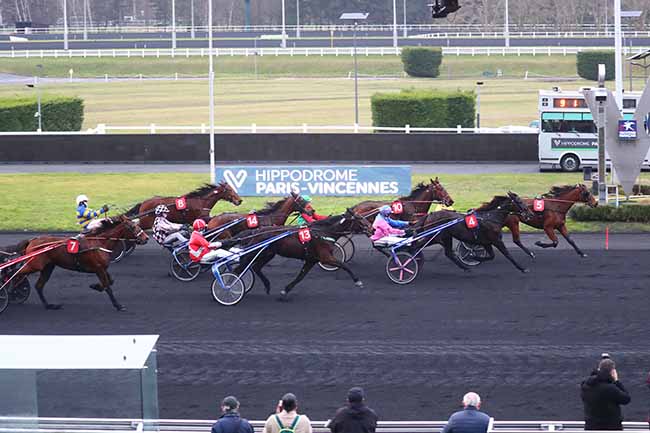 Photo d'arrivée de la course pmu PRIX D'ISSOIRE à PARIS-VINCENNES le Jeudi 1 février 2024