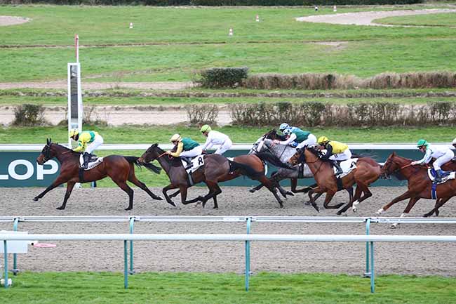 Photo d'arrivée de la course pmu PRIX DU FORT DE TOURNEVILLE à DEAUVILLE le Samedi 3 février 2024