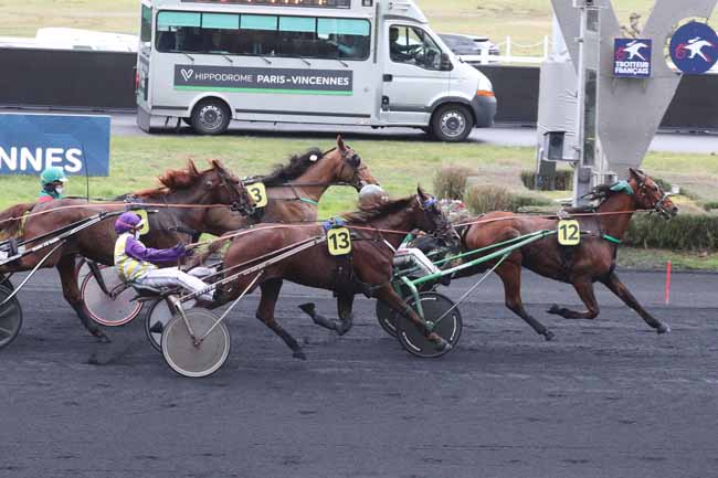 Photo d'arrivée de la course pmu PRIX DE POUILLAC à PARIS-VINCENNES le Samedi 3 février 2024