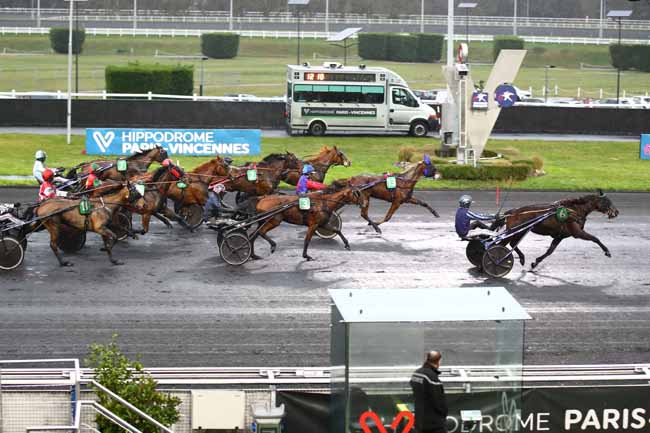 Photo d'arrivée de la course pmu PRIX DE GRANDVILLIERS à PARIS-VINCENNES le Jeudi 8 février 2024
