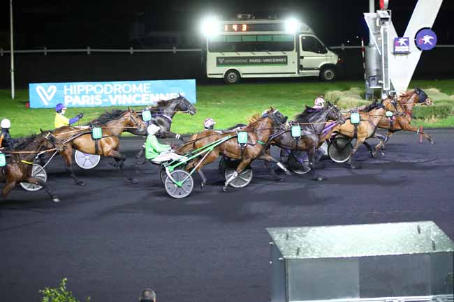 Photo d'arrivée de la course pmu PRIX DE JUVIGNY à PARIS-VINCENNES le Vendredi 9 février 2024