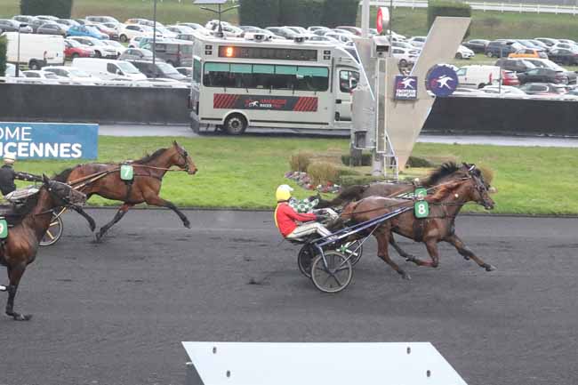 Photo d'arrivée de la course pmu PRIX OVIDE MOULINET à PARIS-VINCENNES le Dimanche 11 février 2024