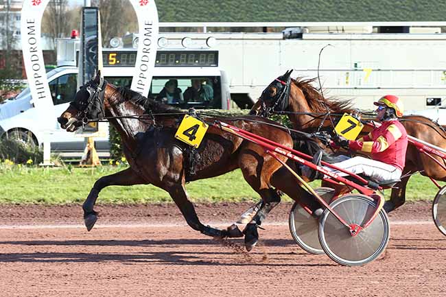Photo d'arrivée de la course pmu PRIX AUCHAN AMIENS SUD à AMIENS le Mercredi 6 mars 2024