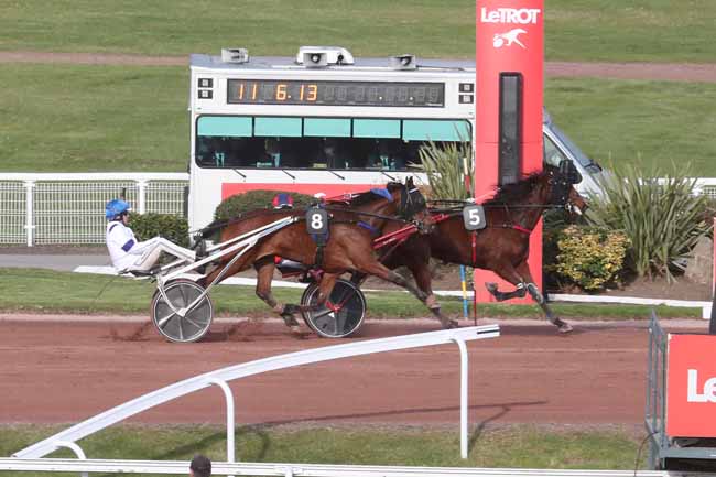Photo d'arrivée de la course pmu PRIX DE SAINT-PIERRE-LE-MOUTIER à ENGHIEN le Vendredi 8 mars 2024