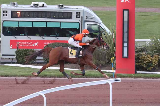 Photo d'arrivée de la course pmu PRIX DE MIMIZAN à ENGHIEN le Vendredi 8 mars 2024