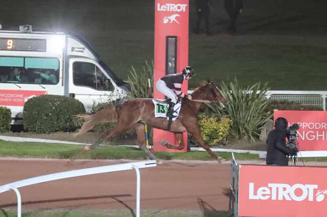 Photo d'arrivée de la course pmu PRIX DE TREMBLAY-EN-FRANCE à ENGHIEN le Vendredi 8 mars 2024