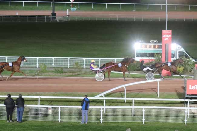 Photo d'arrivée de la course pmu PRIX DE SANARY-SUR-MER à ENGHIEN le Vendredi 8 mars 2024