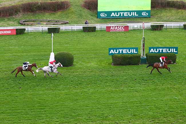 Photo d'arrivée de la course pmu PRIX KARCIMONT à AUTEUIL le Samedi 9 mars 2024